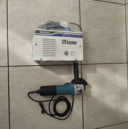 Máquina de solda boxe e uma Esmerilhadeira 