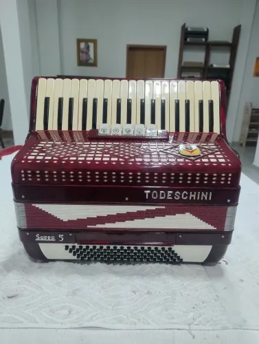 Acordeon Todeschini Super 5 Estado de Loja!
