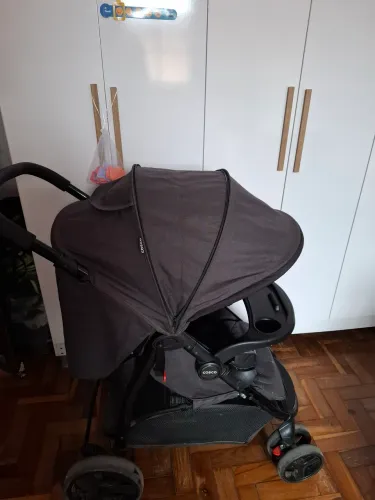 Carrinho de bebê com bebê conforto