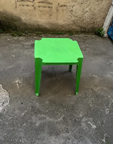 Mesa de plástico (SEM CADEIRAS)