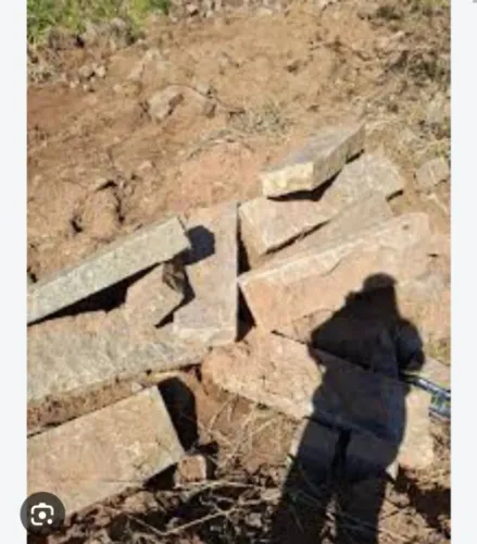 Tô vendendo 140 metros de pedras de meio fio