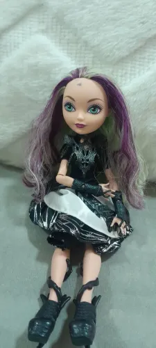 Boneca Madeline com roupa Mira Shards Dragon Games Mãe Da Raven Queen