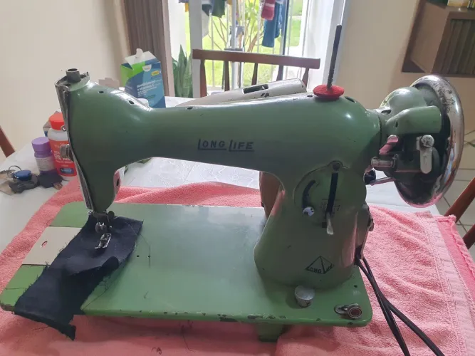 VENDO MÁQUINA DE COSTURA