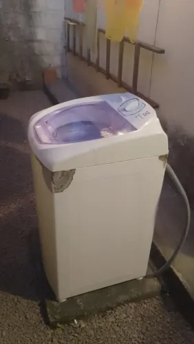 Máquina de lavar roupa Eletrolux 8kg 1/2 funcionando com algums detalhes de uso.