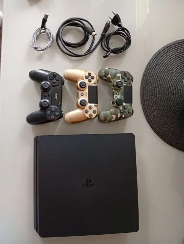 PS4 SEMINOVO + 03 CONTROLE