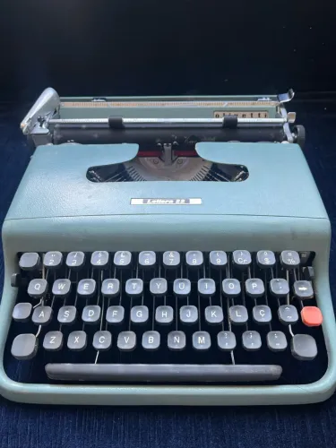 Máquina de escrever Olivetti Lettera 22