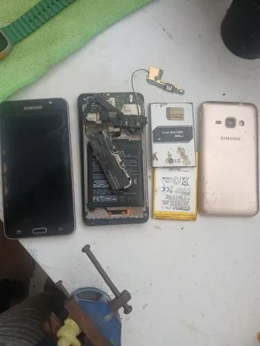 Sucata Celular retira peça