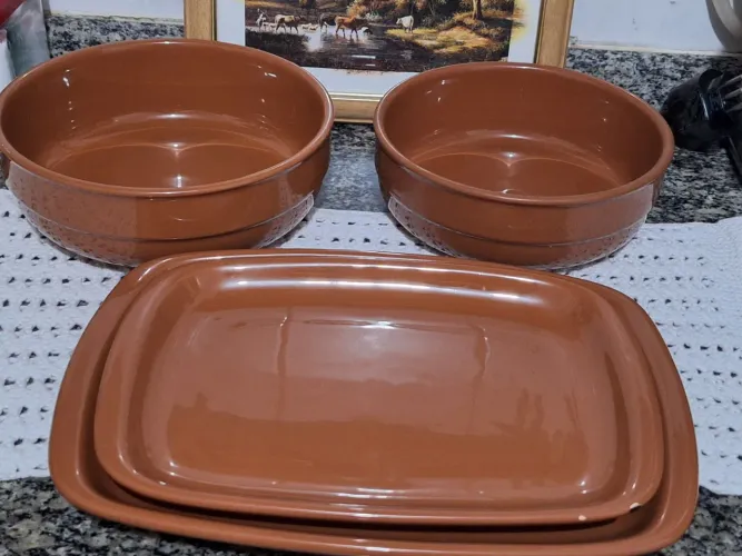 Conjunto cerâmicas de barro esmaltada