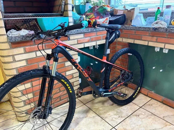 Bicicleta Trust de carbono