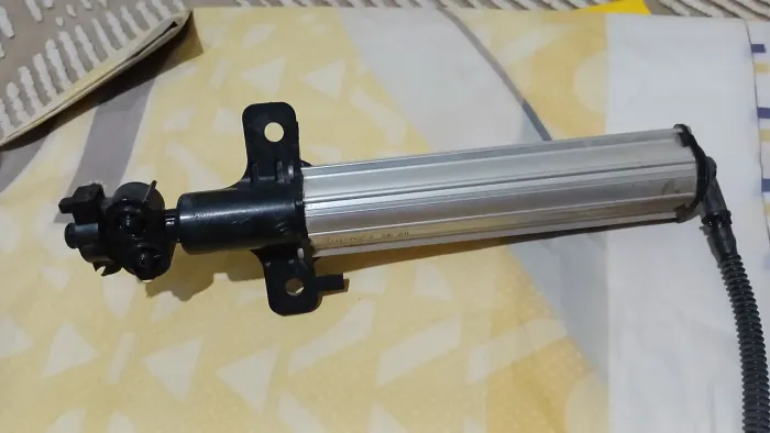 Esguicho farol fluence lado carona