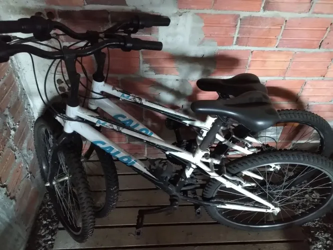 Duas bicicletas usadas