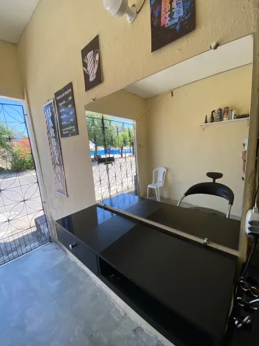 Cadeira para barbearia novinha + bancada com espelho tudo novo