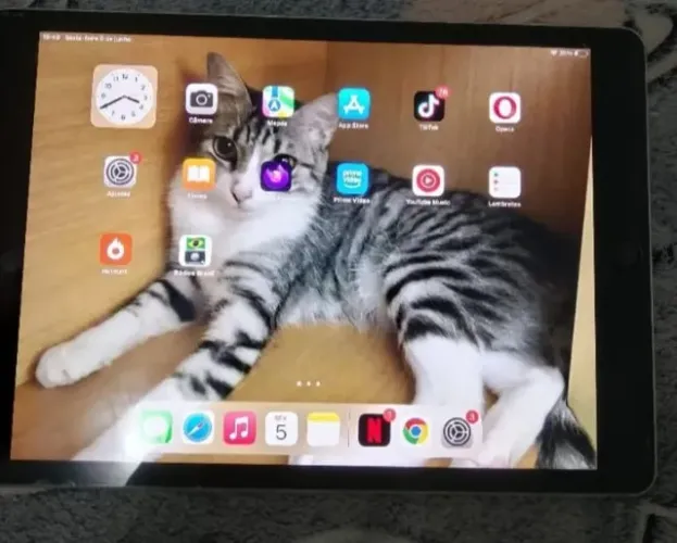 Ipad 9º geração seminovo, capa+teclado incluso, carregador com 3 metro de fio.