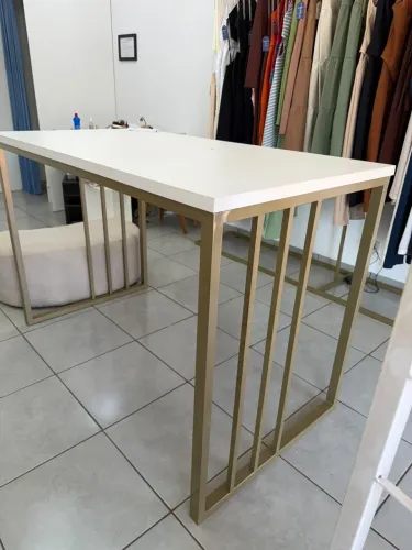 Mesa Alta com Tampo Branco e Estrutura Dourada - Ideal para Loja ou Boutique