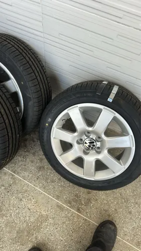 Vendo roda e pneu zero