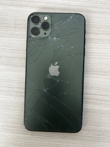 iPhone 11 Pro Max tela e vidro traseiro quebrados
