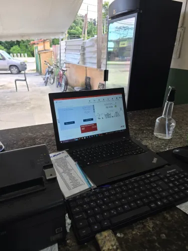 Atendente balcão, restaurante em itaipu