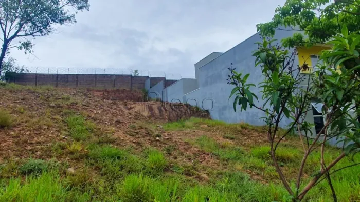 Terreno à Venda no Condomínio Madre Maria Vilac em Valinhos no bairro Roncaglia.