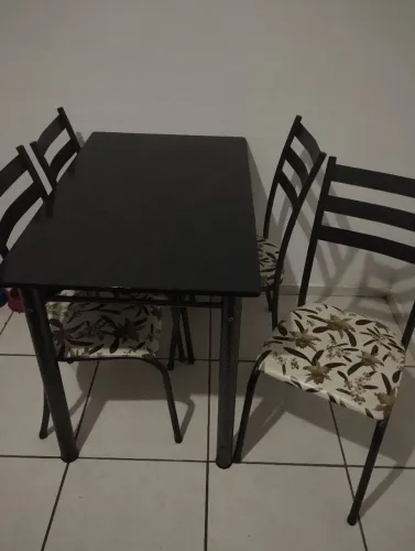 Mesa com 4 cadeiras 