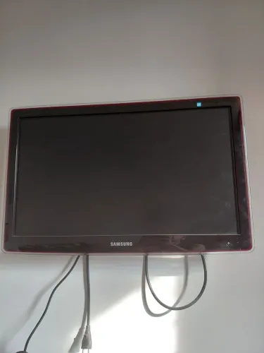 TV SAMSUNG 24" .POUCO USO