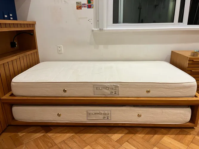 Cama de solteiro em peroba do campo com nicho inferior