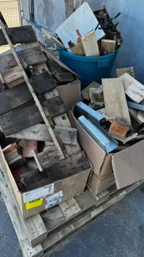 Pallets e pedaços de madeira