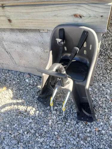 Cadeirinha infantil para bicicleta sem o suporte 50reais 