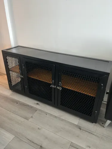 Aparador buffet em metal em estilo industrial.
