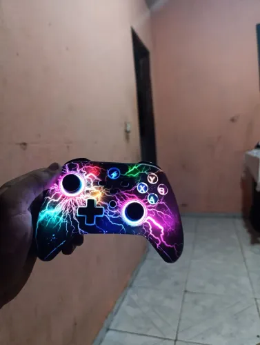 Controle bluetooth funciona perfeitamente com alguma marcas de uso possui led