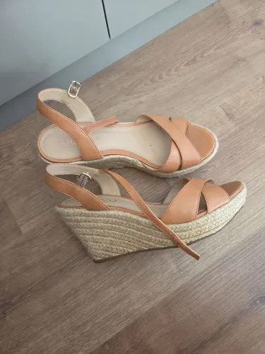 Sandália Arezzo anabela espadrille caramelo tamanho 36