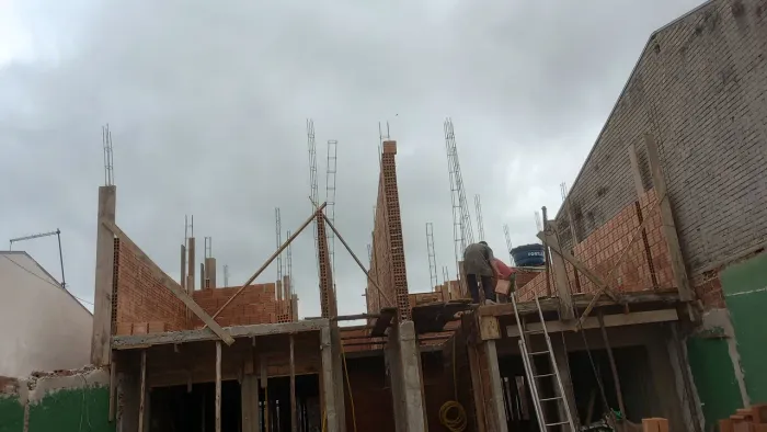 Preciso de um pedreiro e um ajudante pra fazer piso e contra piso em 3 sobrados