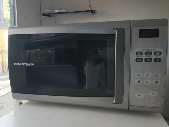 Microondas funcionando 200,00