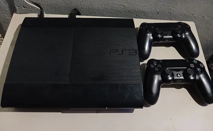 PS3 Desbloqueado com 2 Controles - Ótimo Estado