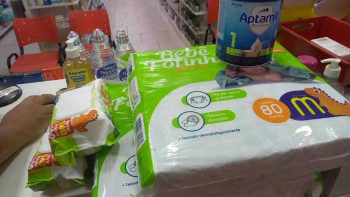 Kit dois pacotes de fralda e uma lata Aptamil