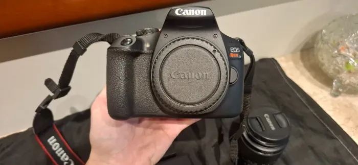 Canon EOS Rebel T7 (18-55mm)