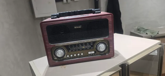Rádio ? retro, funcionando , em perfeito estado. Entrada USB cartão de memória