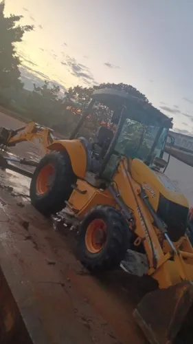 RETRO ESCAVADEIRA NEW HOLLAND