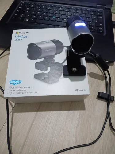 Webcam Microsoft LifeCam Studio Full HD 1080p - Ótimo Estado