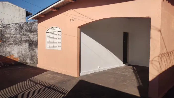Aluga-se casa com 3 quartos na Vila Industrial