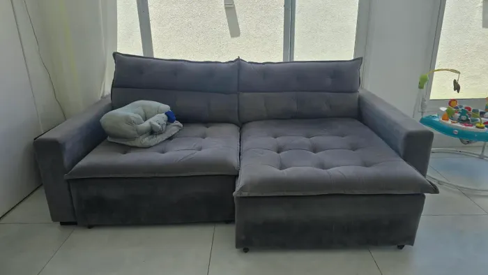 Sofá retrátil vira cama