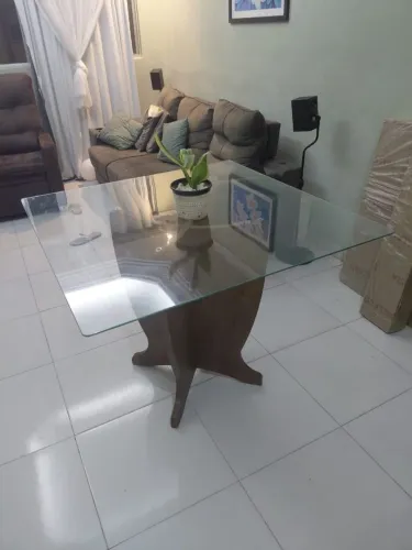 Mesa de vidro sem cadeiras
