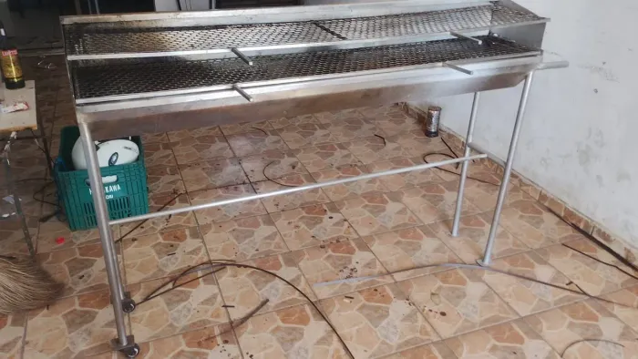 Churrasqueira toda em inox com duas grades