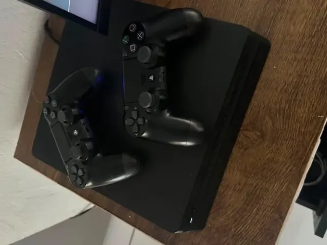 PS4 Slim 1TB + 4 Jogos + 2 Controles