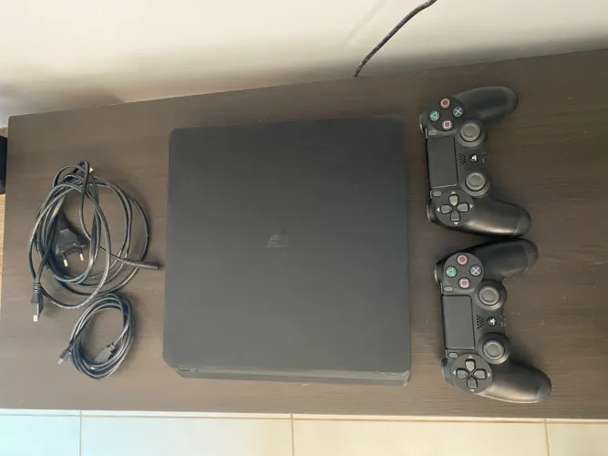 PS4 slim - 1TB - 2 controles