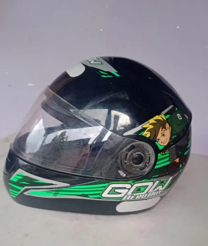 Capacete infantil bem conservado
