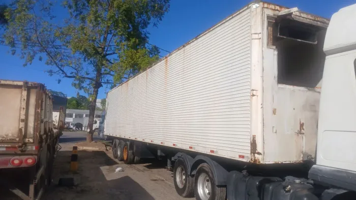 Vendo carreta 28 paletes baú termico