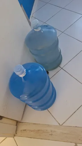 2 galões de água vazio