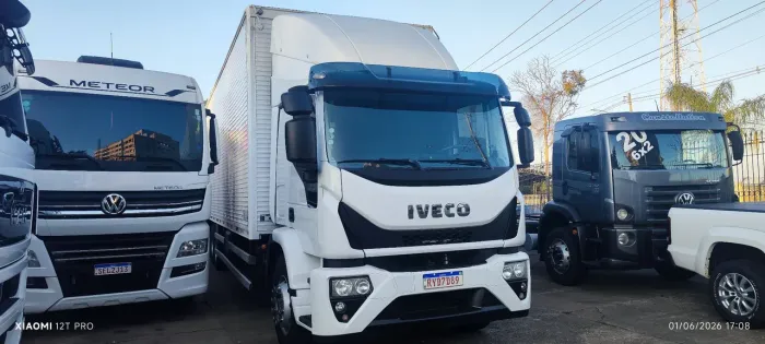 Iveco tector 24 280 6x2 baú furgão 2022/23 (c/leito)