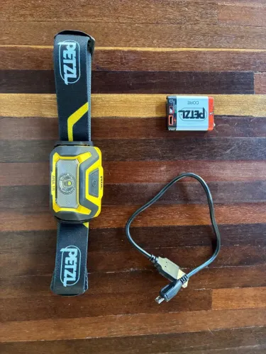 Lanterna de cabeça recarregavel petzil aria 1R 450 lumens 