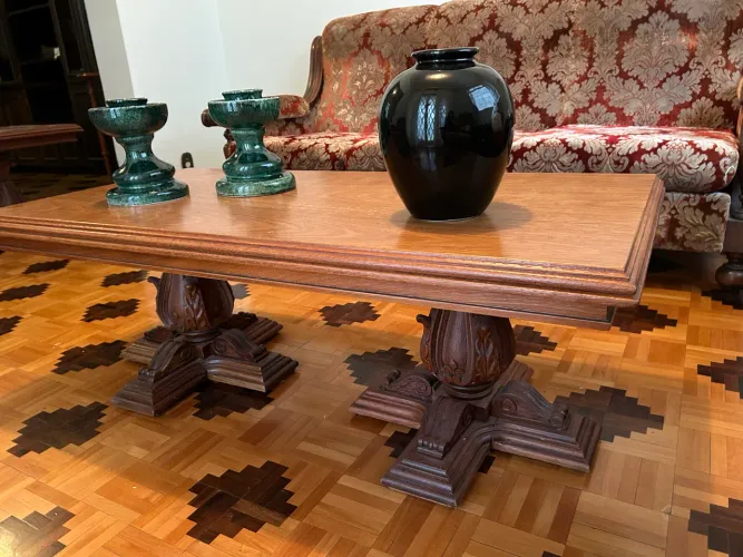 Mesa de centro clássica em cerejeira.